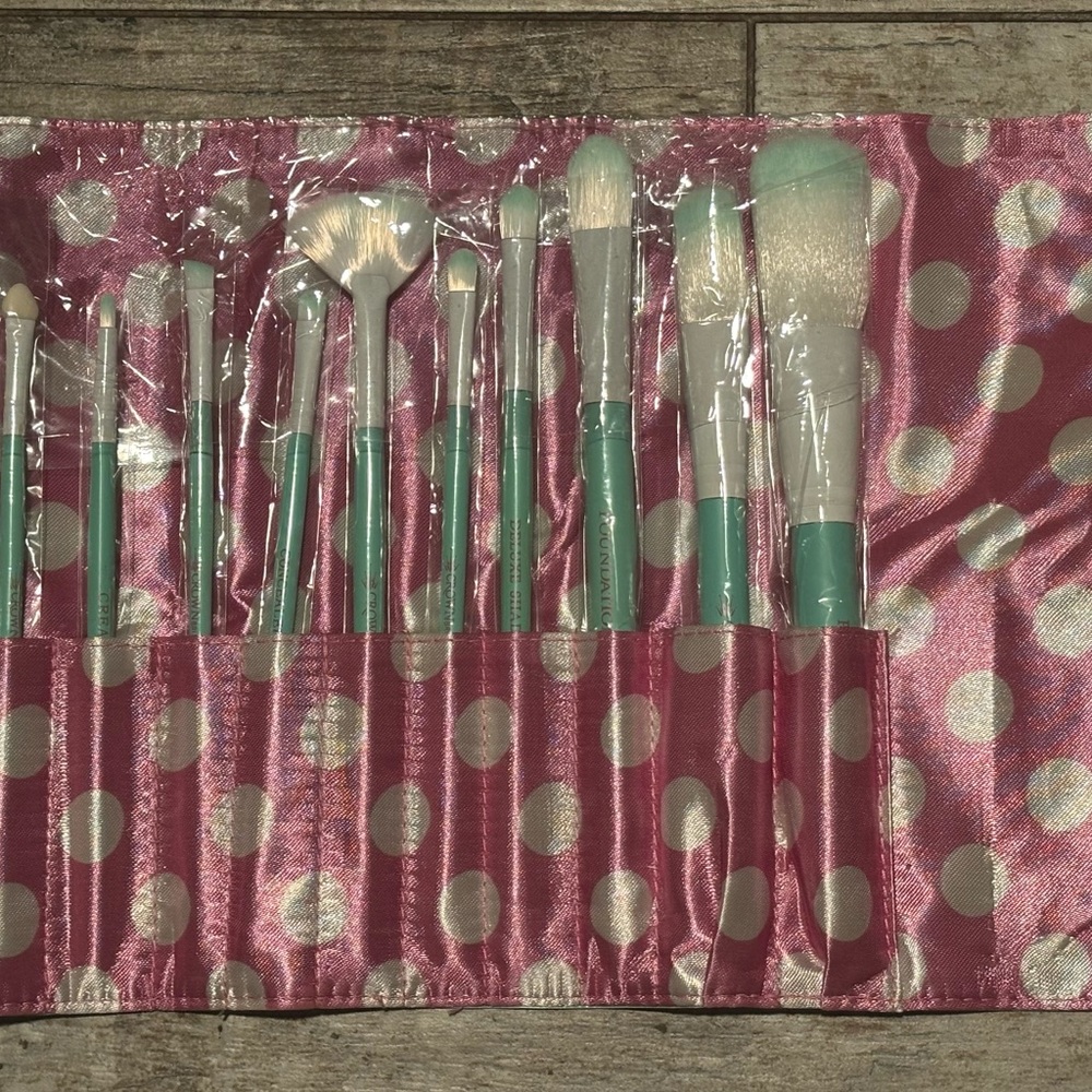 Crown Skincare Tools Pink Brush Set